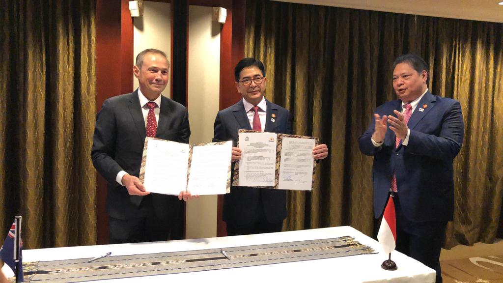 WA Premier Roger Cook with KADIN Chairman Mr Arsjad Rasjid, holding up the Plan of Action they have signed for a critical minerals collaboration between the WA Government and the Indonesian Chamber of Commerce and Industry (KADIN)